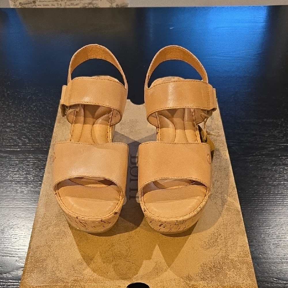 NIB! Born Mae Wedge Sandal 6